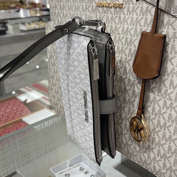 MICHAEL KORS LARGE DOUBLE ZIP WRISTLET 
Bright White - Picture 2 of 16